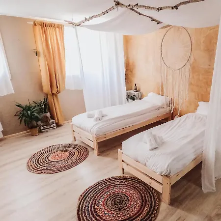 Koza I Brzoza, Z Kontenerow Lodge
